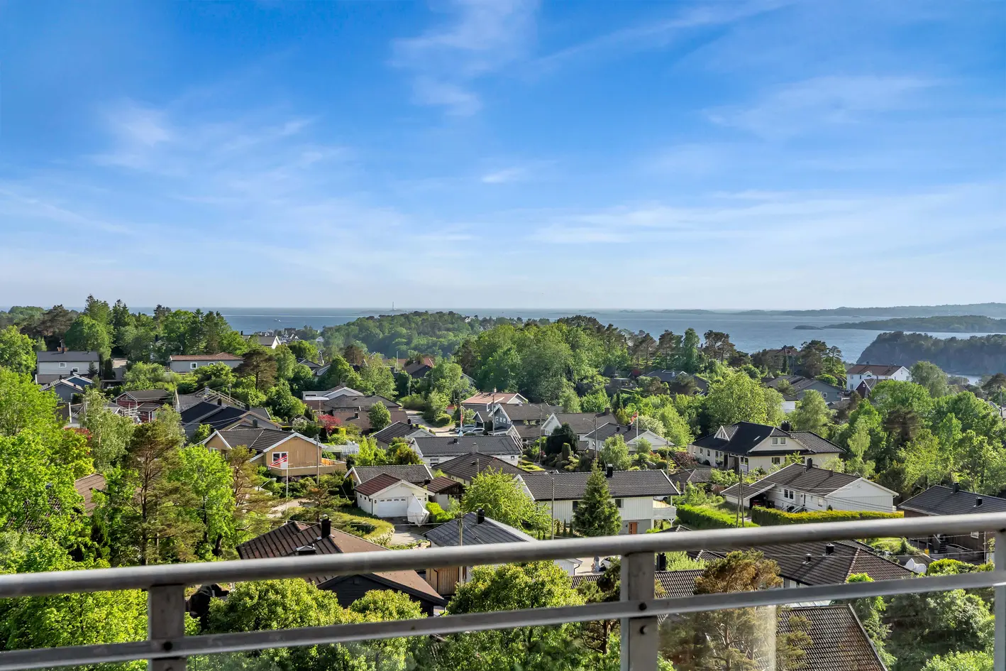 Påkostet selveierleilighet m/solrik innglasset balkong og nydelig sjøutsikt | 2 parkeringsplasser | El-billader | Heis - View 5