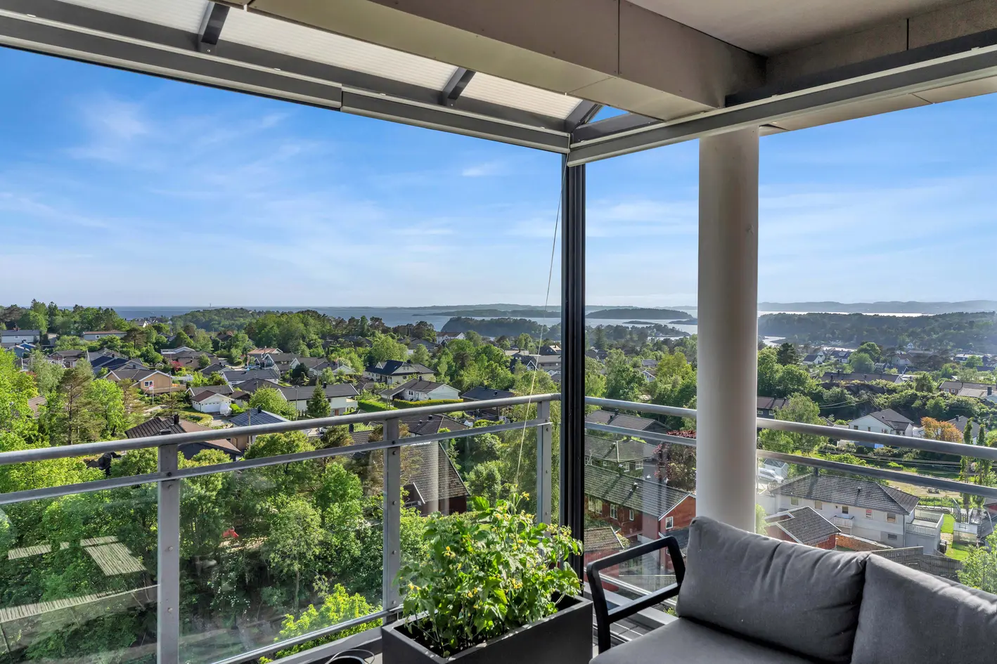 Påkostet selveierleilighet m/solrik innglasset balkong og nydelig sjøutsikt | 2 parkeringsplasser | El-billader | Heis