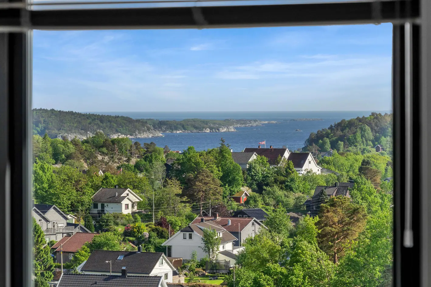 Påkostet selveierleilighet m/solrik innglasset balkong og nydelig sjøutsikt | 2 parkeringsplasser | El-billader | Heis - View 2