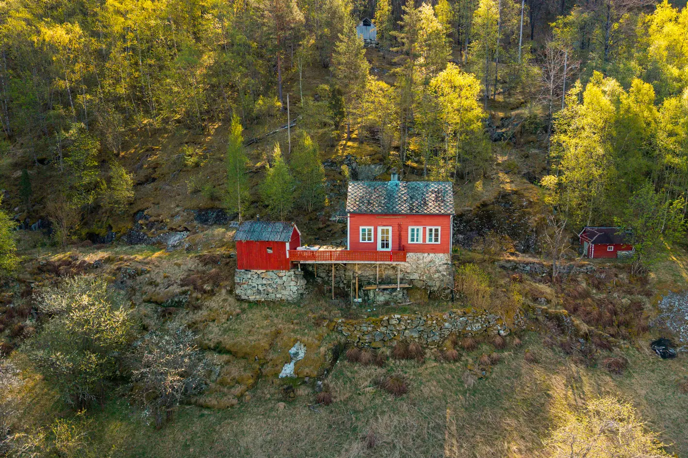 BAGNSSTRONDI | Veiløst småbruk med strandlinje, bolighus, naust og flere bygninger ved naturskjønne Osafjorden! photo 4