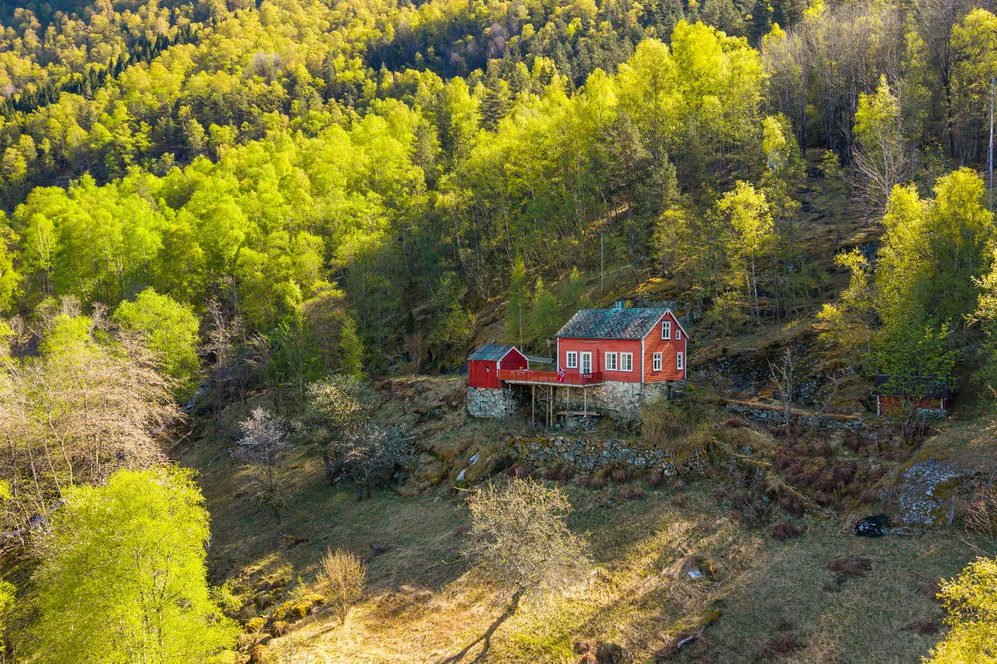 BAGNSSTRONDI | Veiløst småbruk med strandlinje, bolighus, naust og flere bygninger ved naturskjønne Osafjorden! photo 5