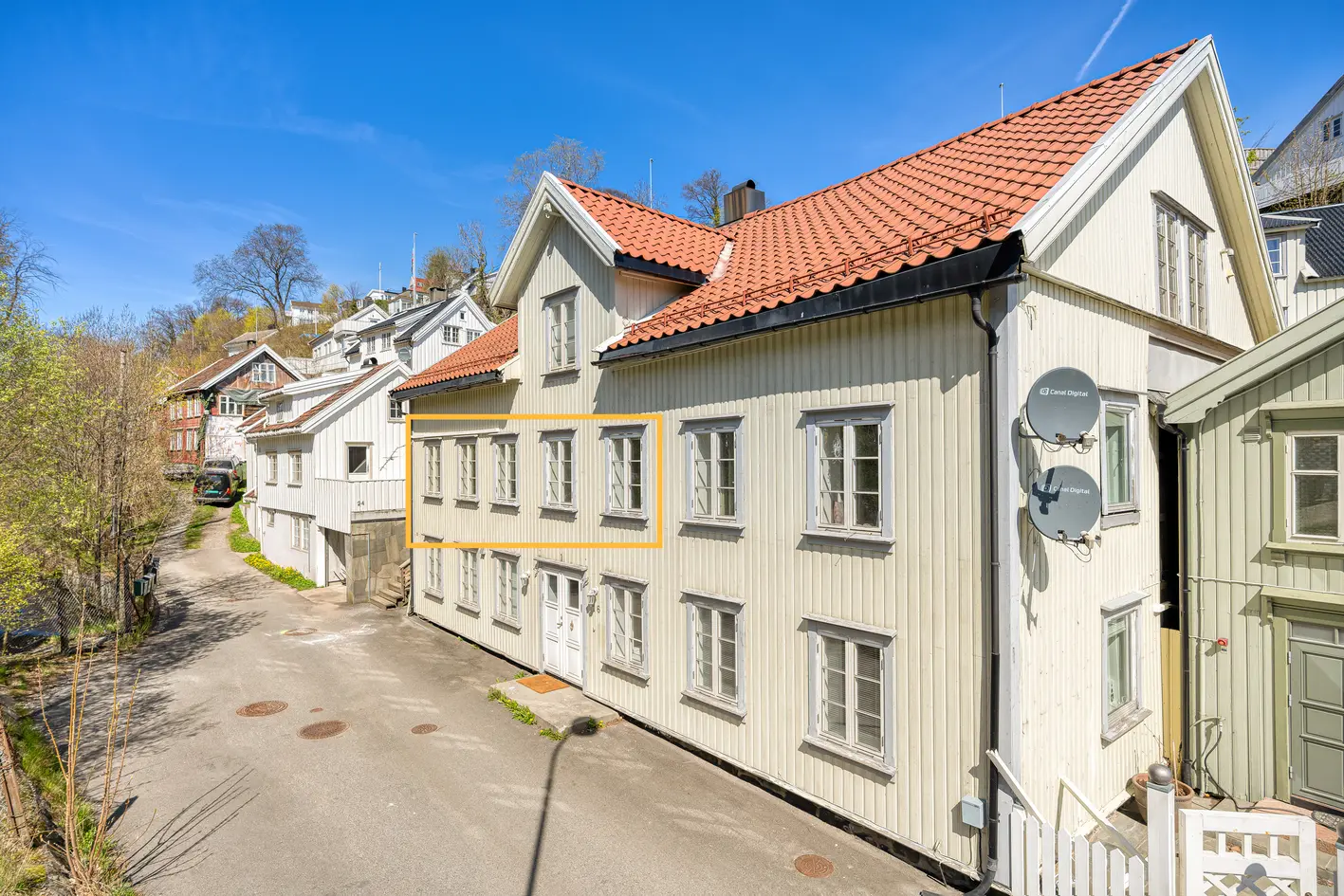 Barbu -Sjarmerende og innholdsrik leilighet rett utenfor sentrum. Kort vei til Barbu park, sjø, og strandpromenade., arendal