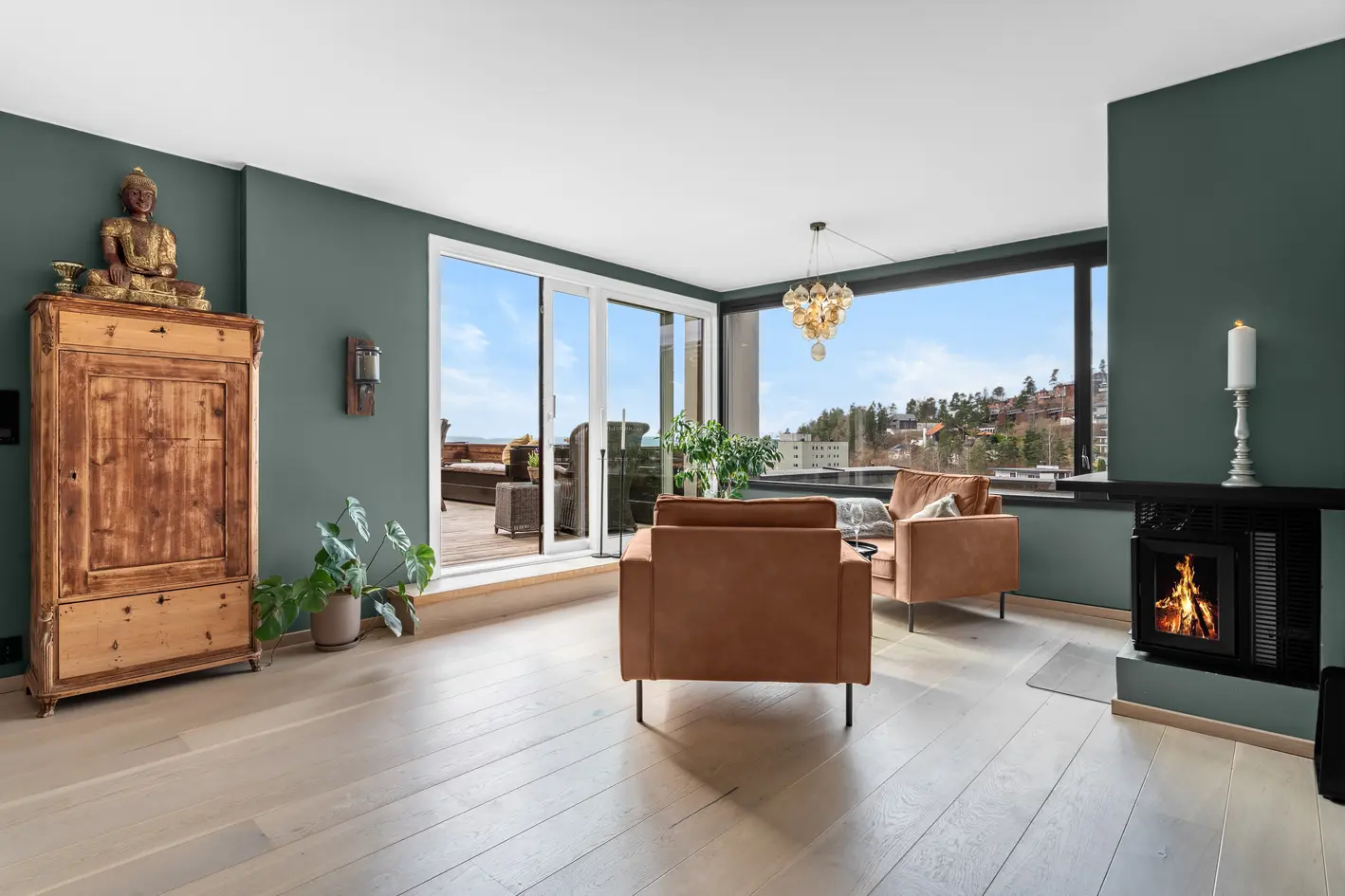 Duplex toppleil. Nyere kjøkken, og en-suite bad. Peis. 29 m² takterrasse. Fjordutsikt. Garasjepl. med lader. 23 m² bod., oslo