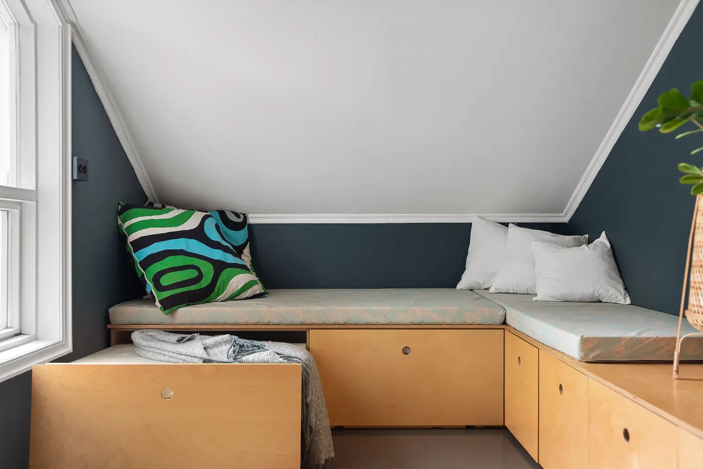 Utbyggingsmulighet! - Unik og gjennomgående loftsleilighet med solrik balkong - Gulvareal på 75 kvm - Stort potensial! - View 5