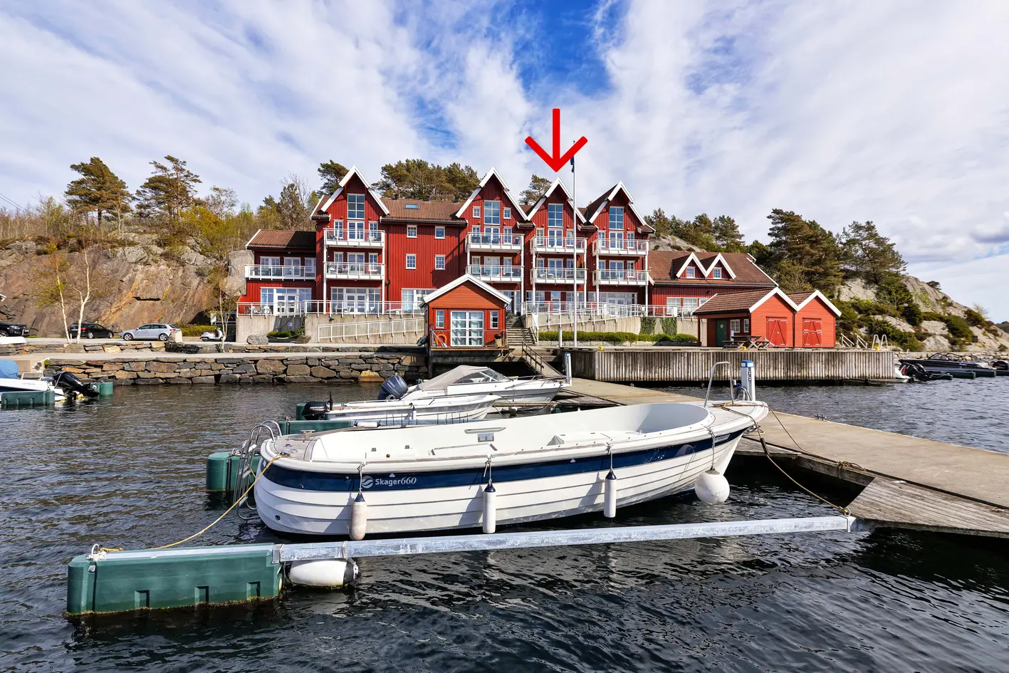 Toppleilighet ved sjøen med nydelig utsikt og gode solforhold. To balkonger. Garasjeplass. Mulighet for kjøp av båtplass, kristiansand s