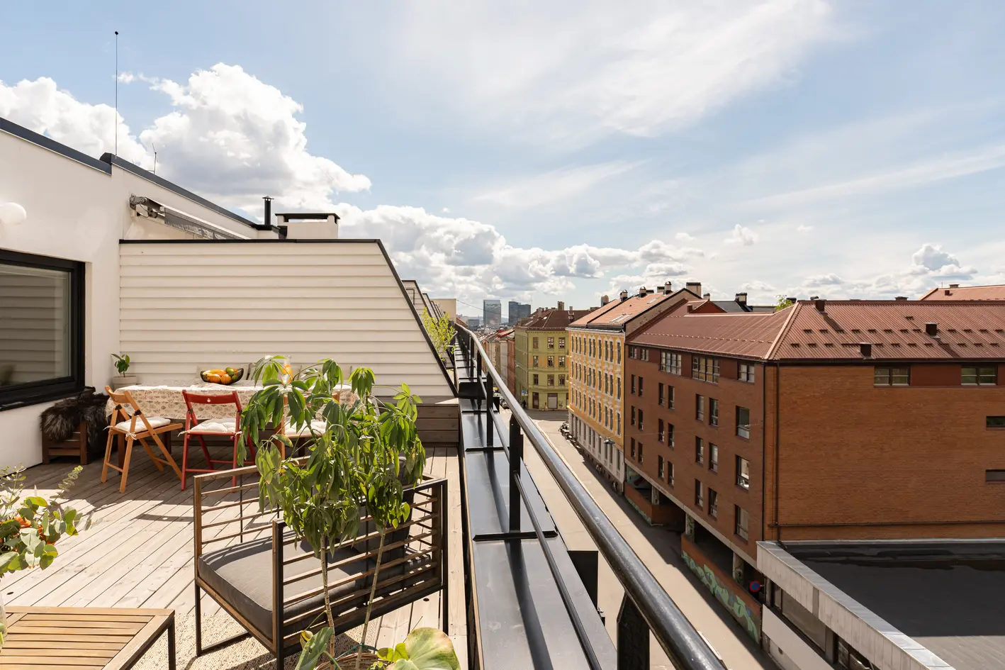 Attraktiv 2-roms toppleilighet med solrike uteplasser. Takterrasse, balkong og nydelig utsikt. Moderne standard.  photo 4