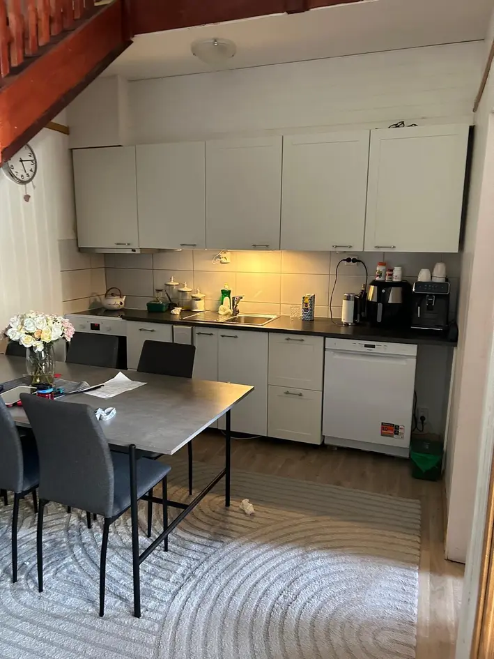 Hel firemannsbolig med sentral beliggenhet og gode leieinntekter - parkering på tomten! photo 2