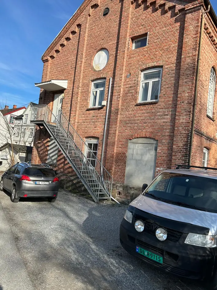Hel firemannsbolig med sentral beliggenhet og gode leieinntekter - parkering på tomten! photo 3