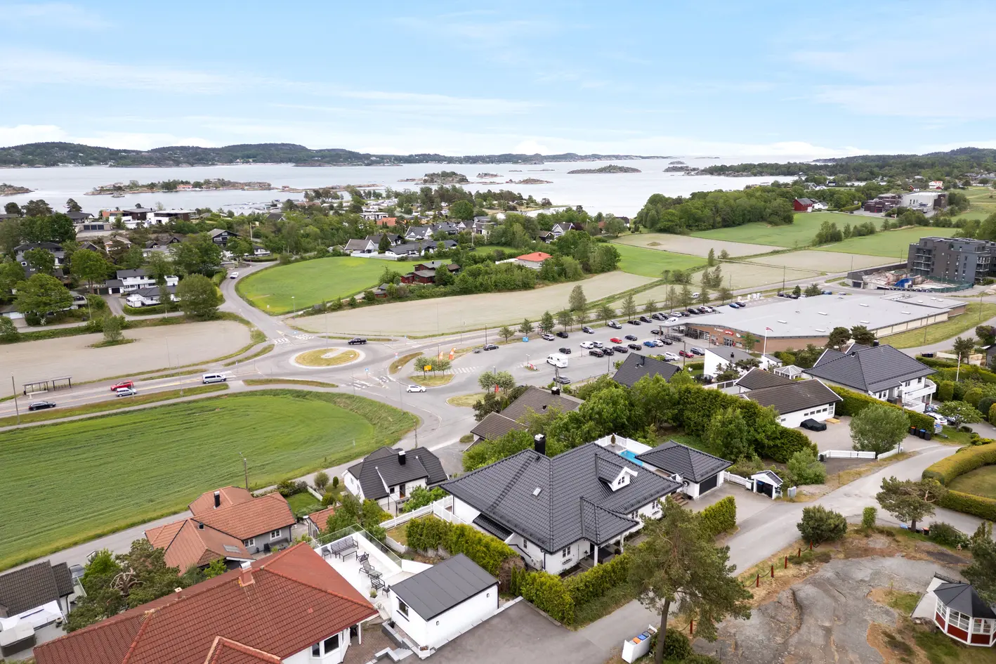 Stor og attraktiv enebolig med basseng, fantastisk fjordutsikt, solrike uteplasser og garasje. photo 4