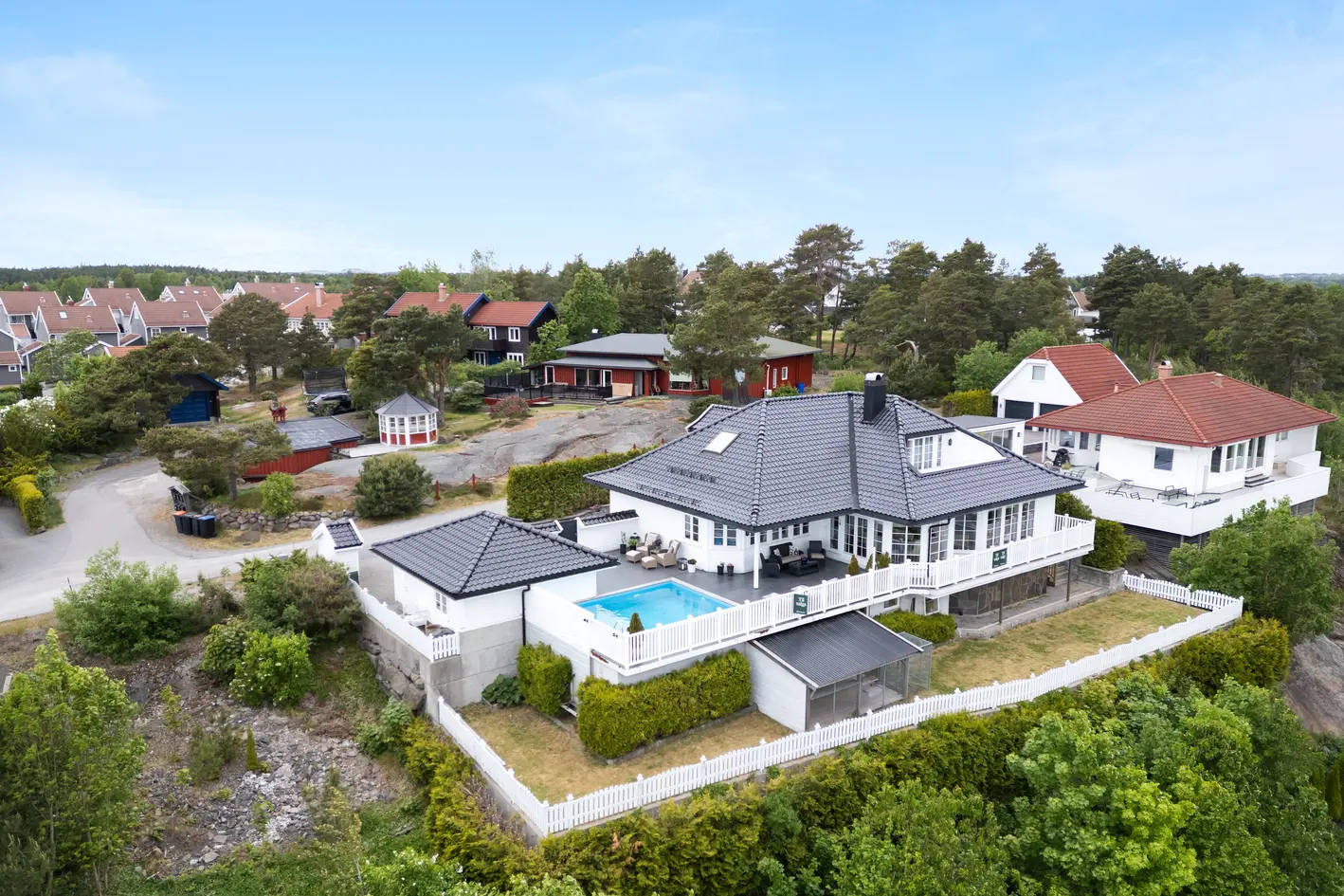 Stor og attraktiv enebolig med basseng, fantastisk fjordutsikt, solrike uteplasser og garasje. photo 2