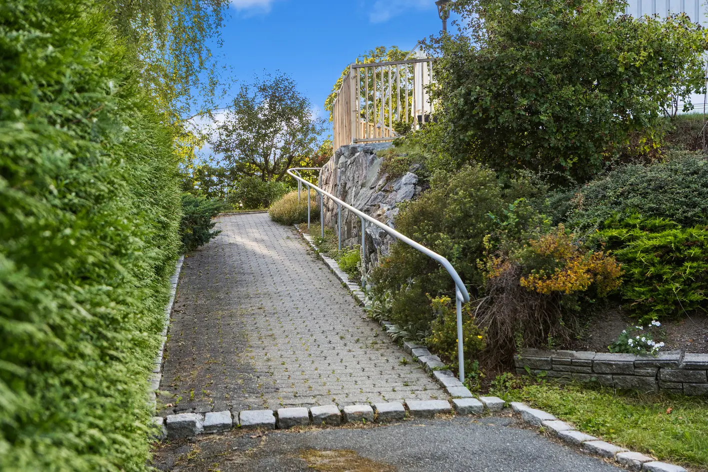 Familiebolig med solrike uteplasser og stor, flott hage | Innholdsrik planløsning | Garasje og carport | Utleiemulighet photo 5