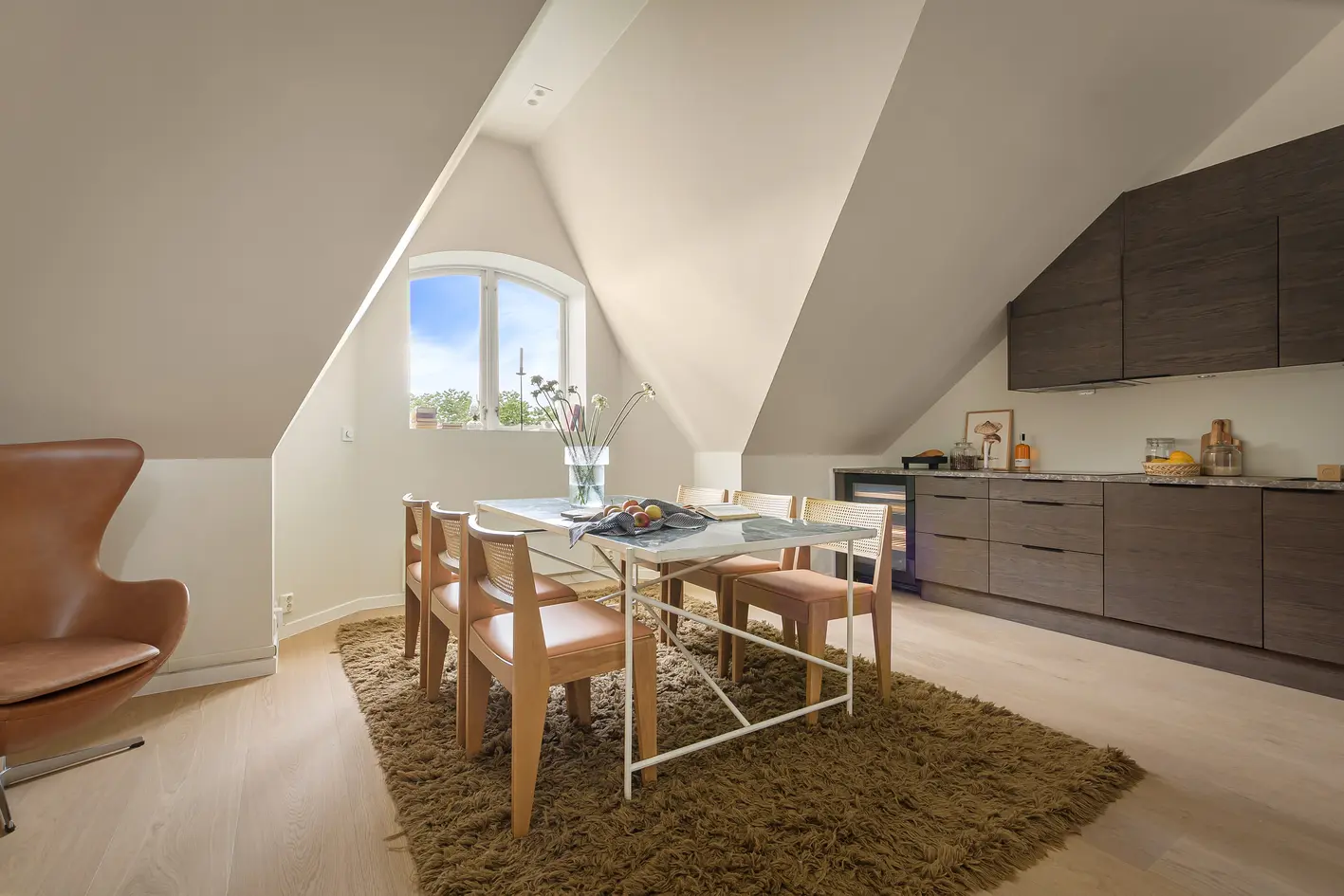 Unik og lekker 3-R toppleilighet over to plan i klassisk frognergård med utsikt! GUA på 81 kvm. Oppusset i 2026. Heis. photo 5