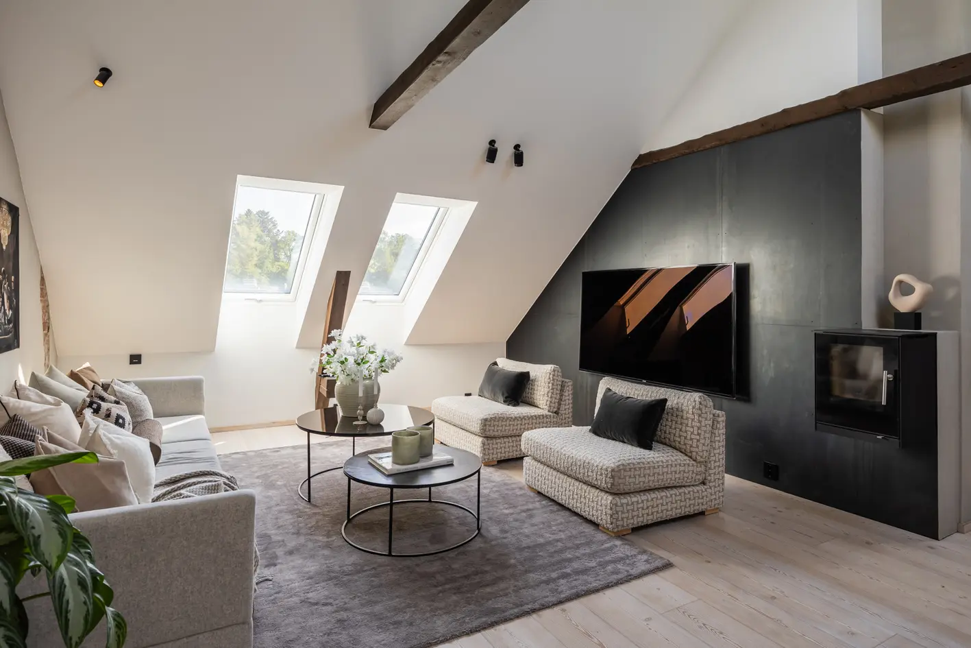 Eksklusiv toppleilighet totalrenovert 2019/20. Privat solrik takterrasse. To sov + hems. 103 kvm gulvareal. Parkering.