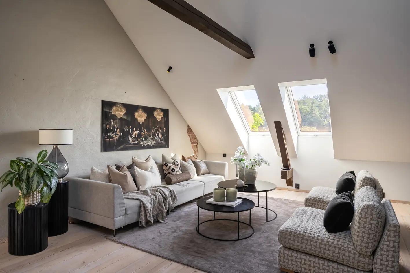 Eksklusiv toppleilighet totalrenovert 2019/20. Privat solrik takterrasse. To sov + hems. 103 kvm gulvareal. Parkering. photo 2