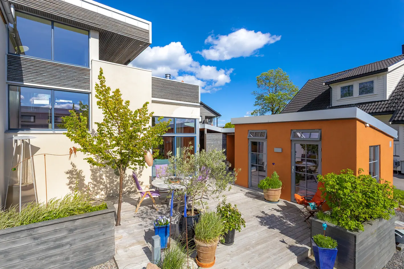 Unik funkisbolig med takterrasse, hagestue og uteboder. Garasje og anneks med studioleil. som har egen hage og p-plass photo 2