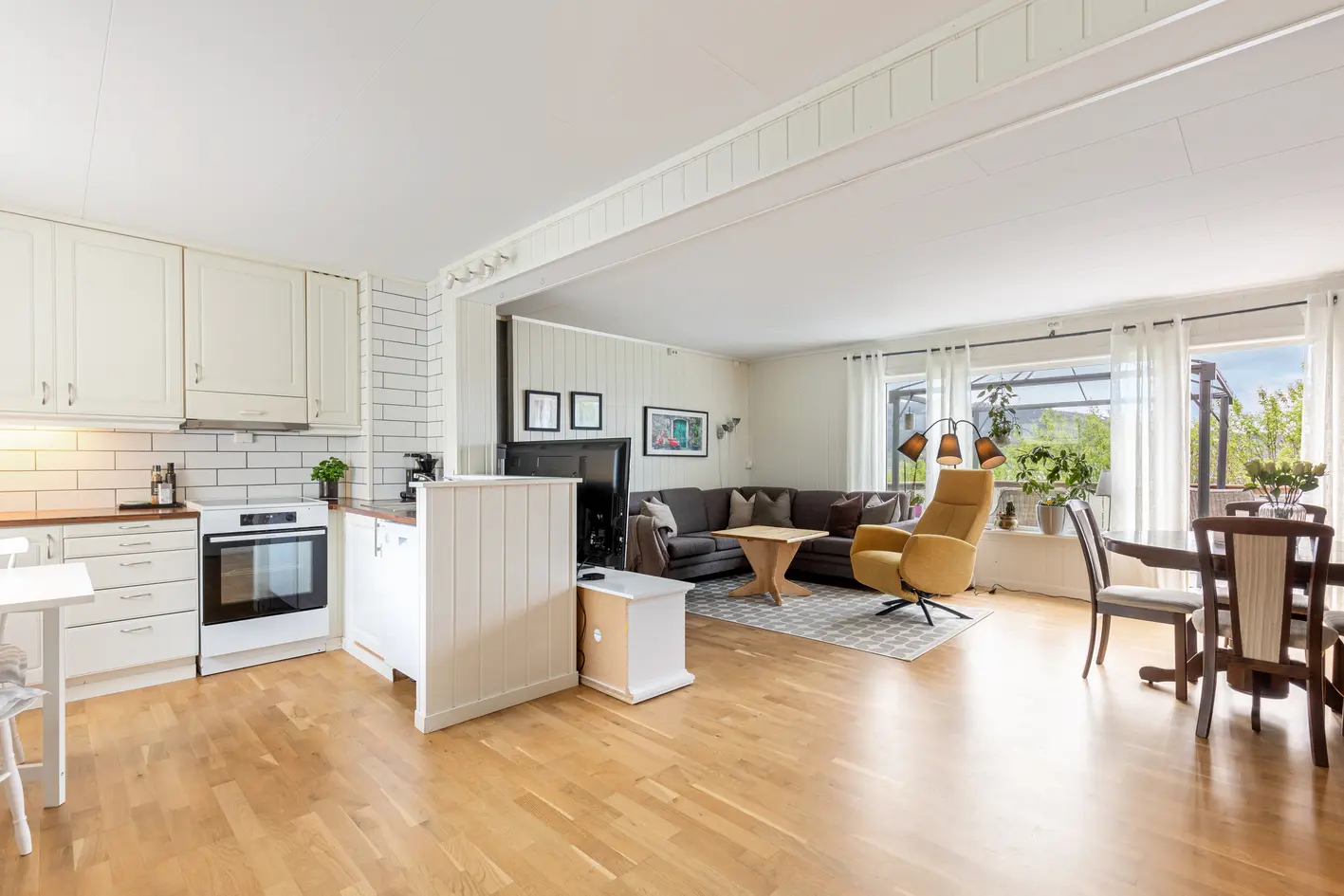 NY PRIS! Innholdsrik halvpart av tomannsbolig | Flere solrike uteplasser | Garasje photo 2