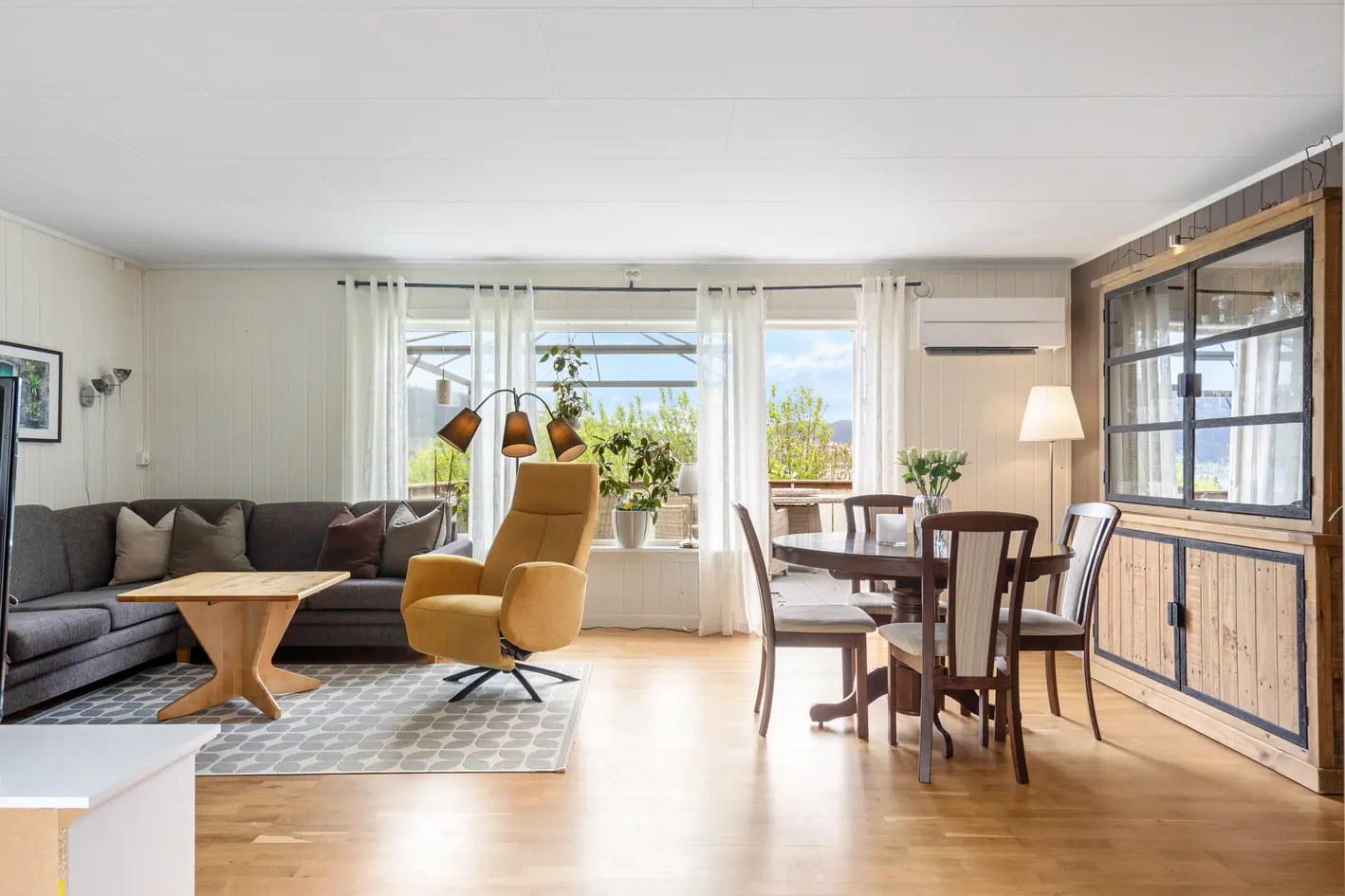 NY PRIS! Innholdsrik halvpart av tomannsbolig | Flere solrike uteplasser | Garasje