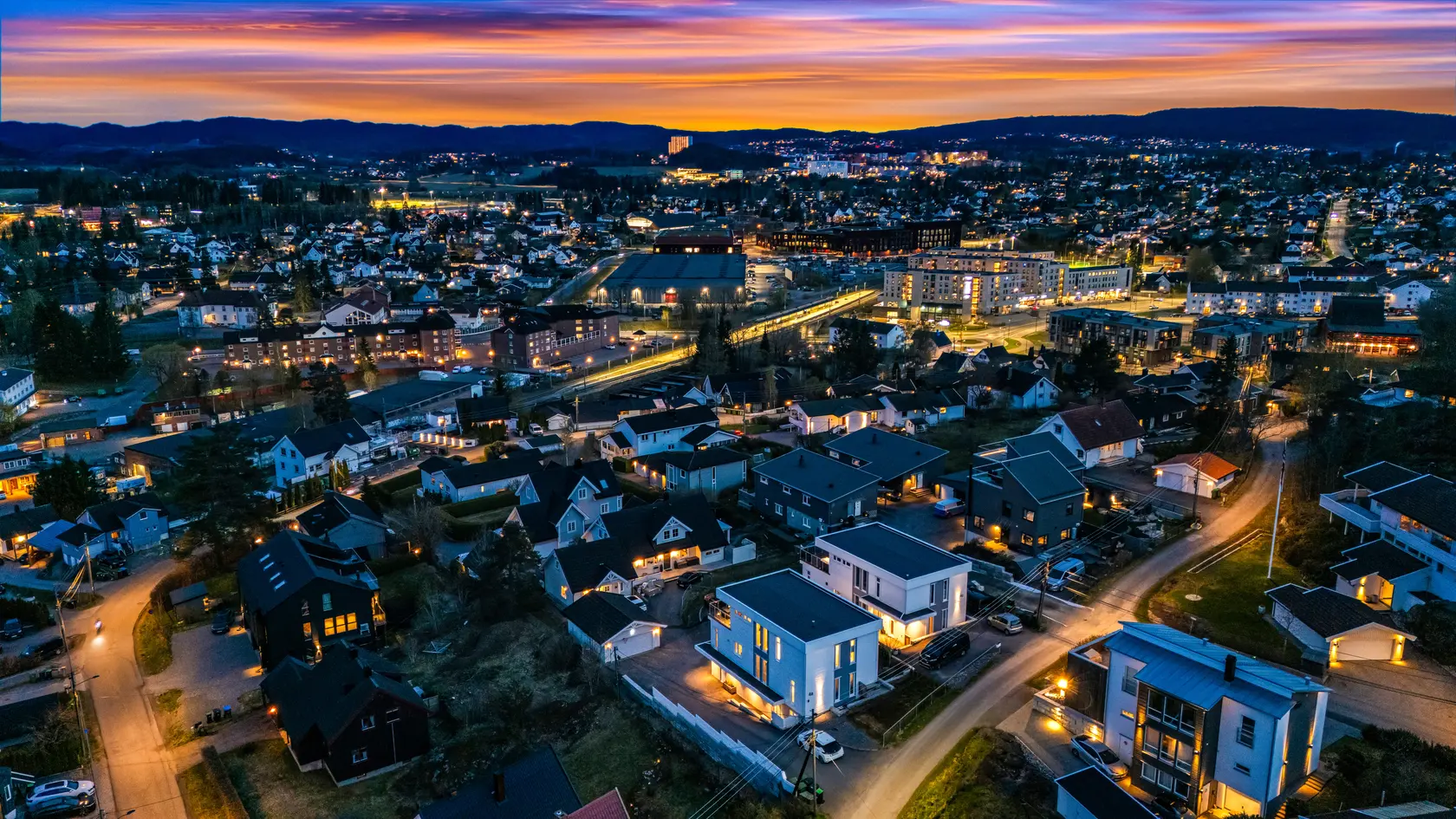 Gjennomført og rålekker funkisvilla på 250 kvm. Fantastisk utsikt og masse sol. Dobbelgarasje. Gangavstand til tog! photo 4