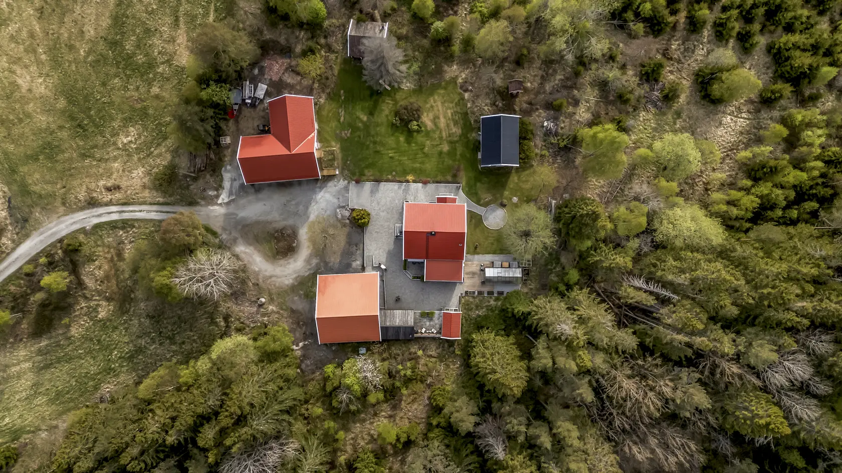Idyllisk og usjenert småbrukstun m/flott våningshus, store garasjer/verksted, drivhus, stabbur |  Høy teknisk standard | photo 5