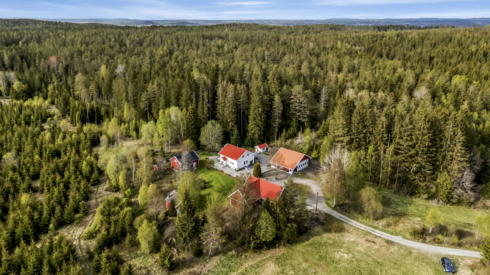 Idyllisk og usjenert småbrukstun m/flott våningshus, store garasjer/verksted, drivhus, stabbur |  Høy teknisk standard | photo 4