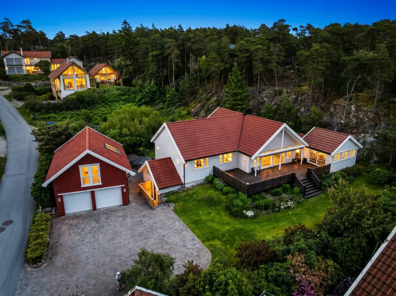 Romslig enebolig med hybel ved Bystranda på Skjærhalden - Sjøgløtt. Alt du trenger i umiddelbar nærhet!