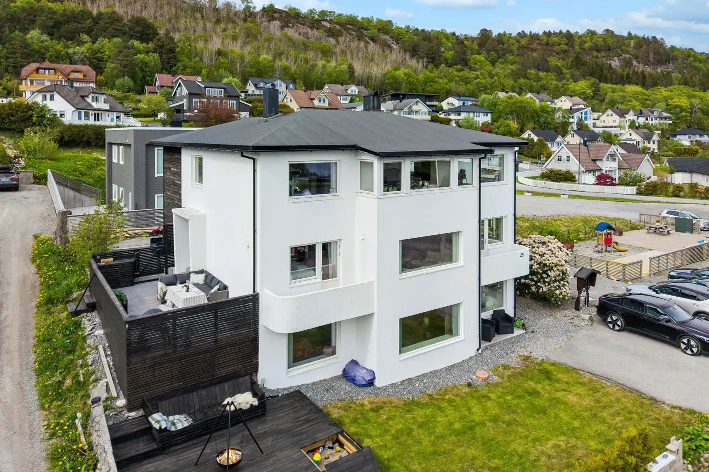 Stor og flott tomannsbolig over to plan med utleie, god standard og 5 soverom. Ypperlige solforhold og flott utsikt. photo 2