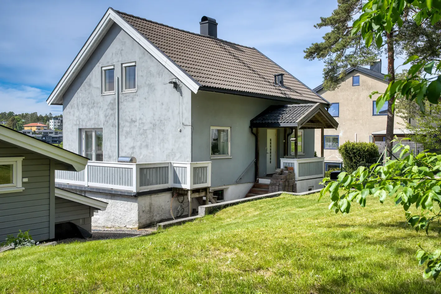 Innholdsrik enebolig (registrert som tomannsbolig) med stor garasje - Skovbølet over Wilbergjordet.