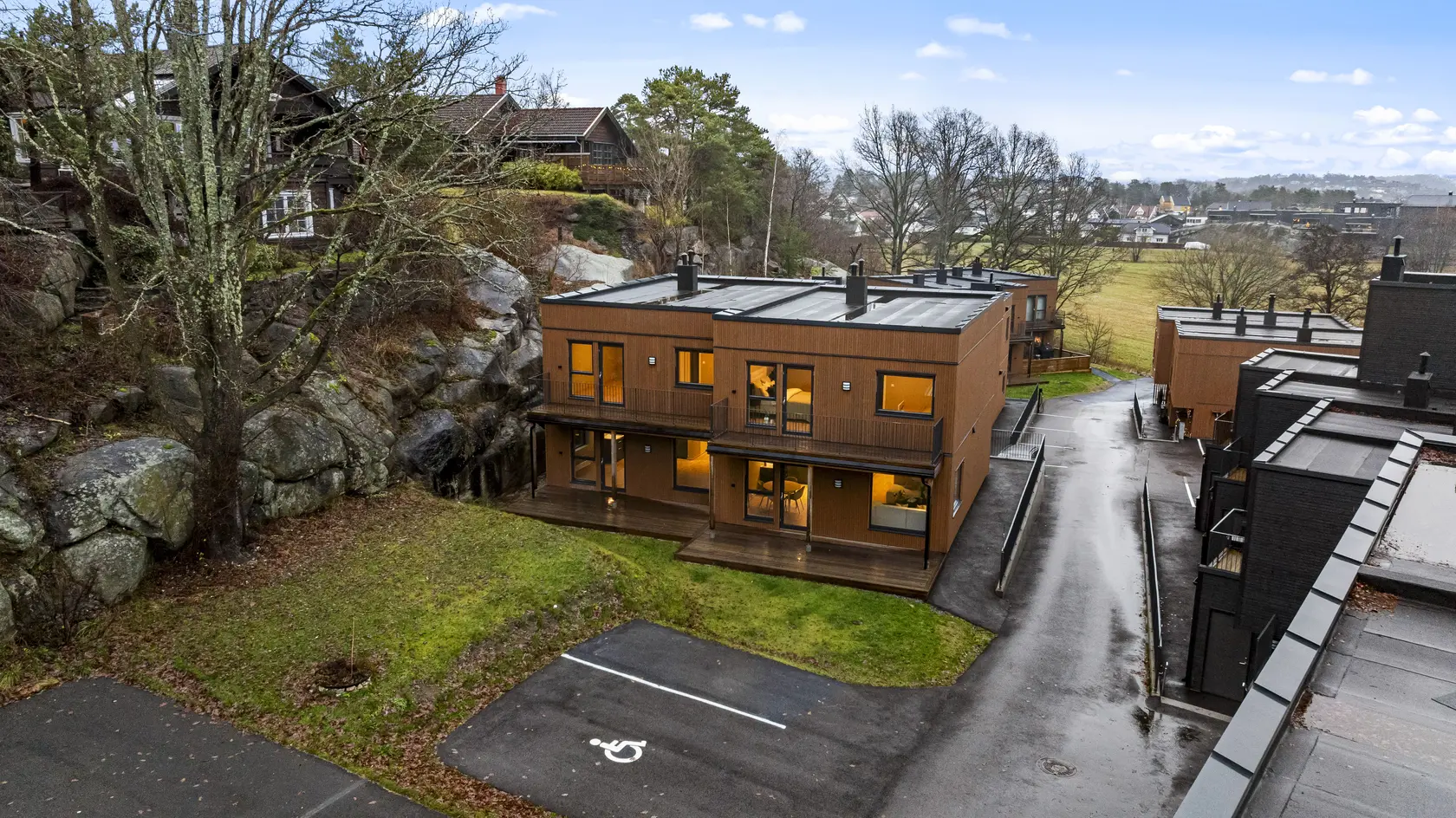 Ny, stilren tomannsbolig med idyllisk beliggenhet – kort vei til både byliv og sjø - 3 sov - 2 bad