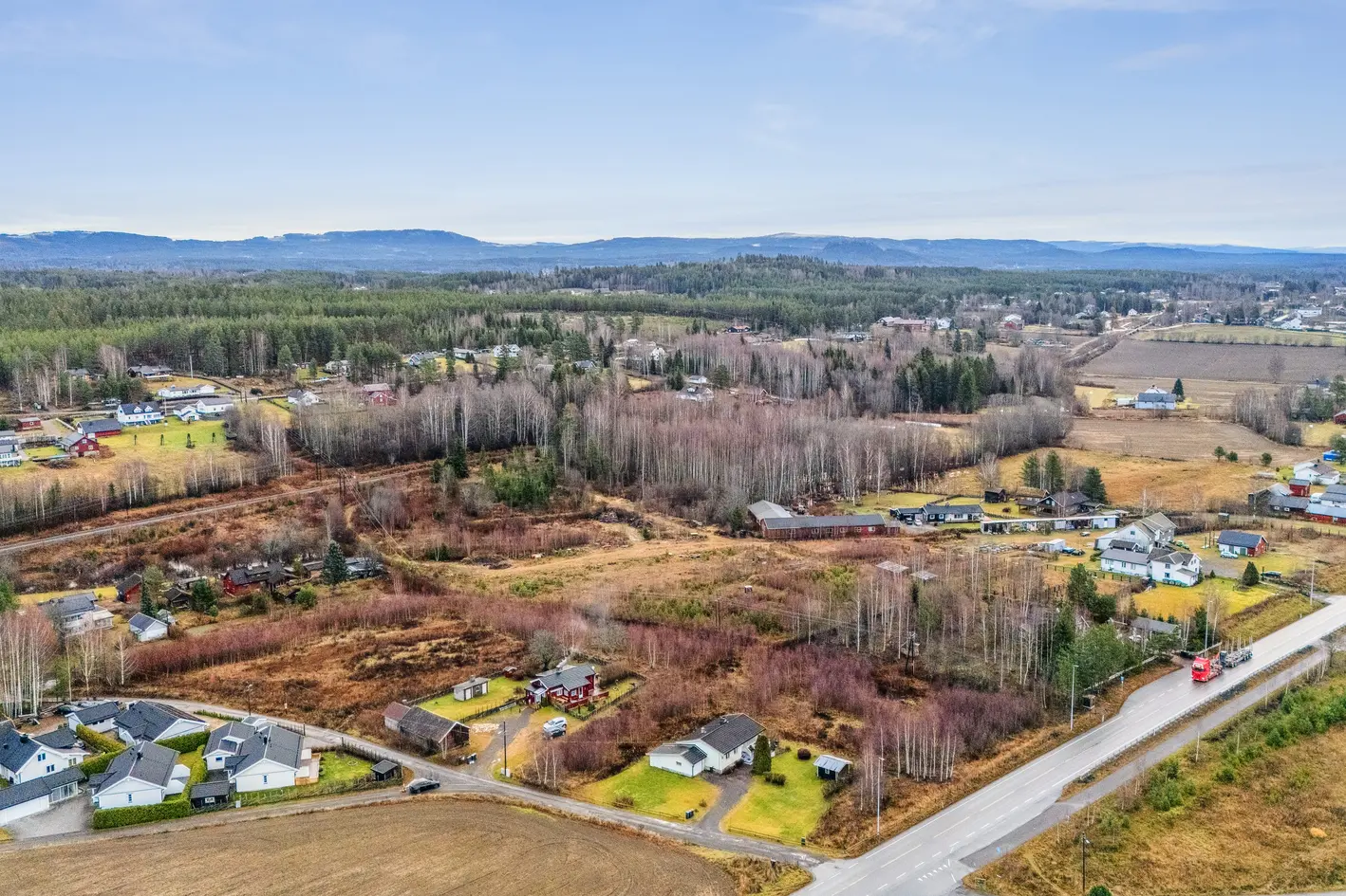 Stor og solrik tomt på ca. 12,9 daa kun ca. 7 km fra Elverum sentrum. Regulert til frittliggende småhusbebyggelse. photo 2