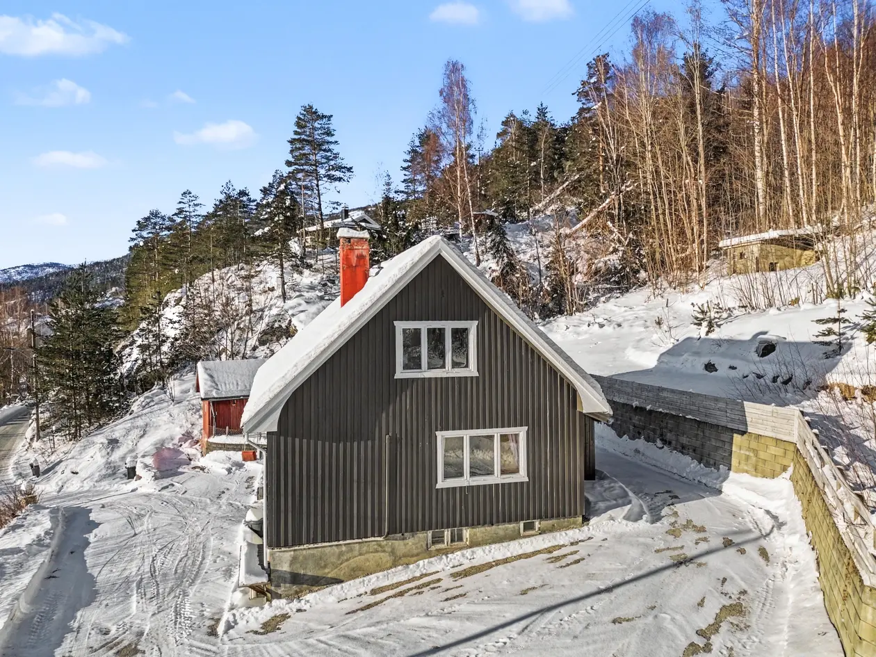 GULSVIK - enebolig over to etasjer + kjeller og uthus på solrik tomt | fantastisk utsikt | nær fjorden photo 4