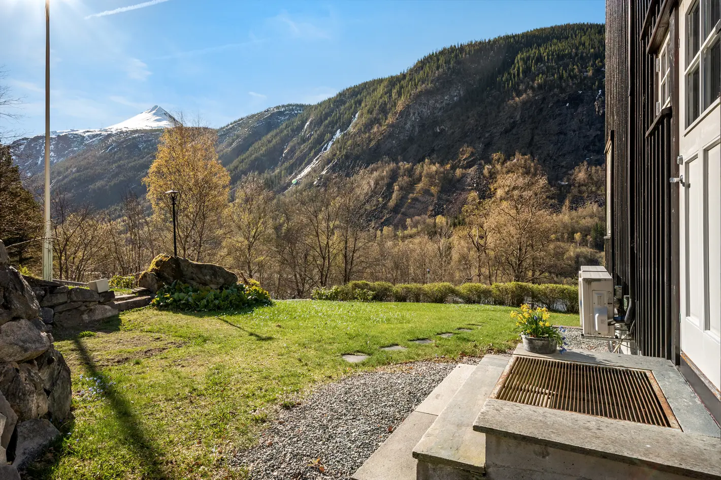 Arkitekttegnet enebolig ytterst i vakre Fjellveien. 4 plan 4 sov 2 bad. Bevarte detaljer. Separat garasje. Herlig utsikt - View 4