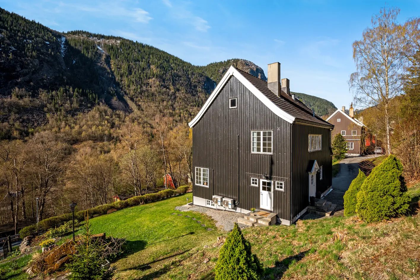 Arkitekttegnet enebolig ytterst i vakre Fjellveien. 4 plan 4 sov 2 bad. Bevarte detaljer. Separat garasje. Herlig utsikt - View 2