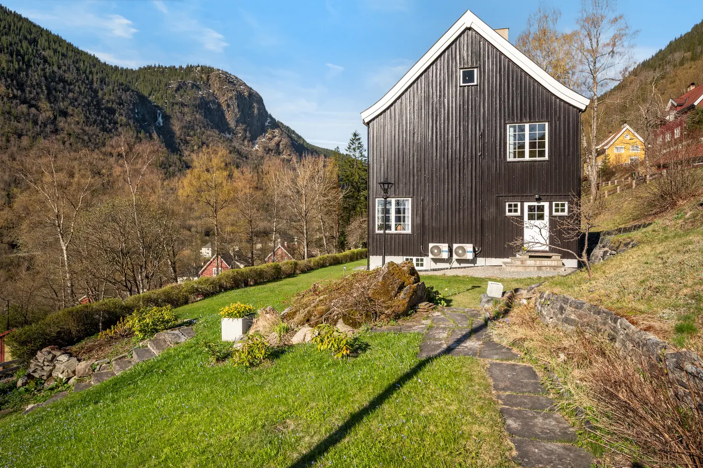 Arkitekttegnet enebolig ytterst i vakre Fjellveien. 4 plan 4 sov 2 bad. Bevarte detaljer. Separat garasje. Herlig utsikt - View 3