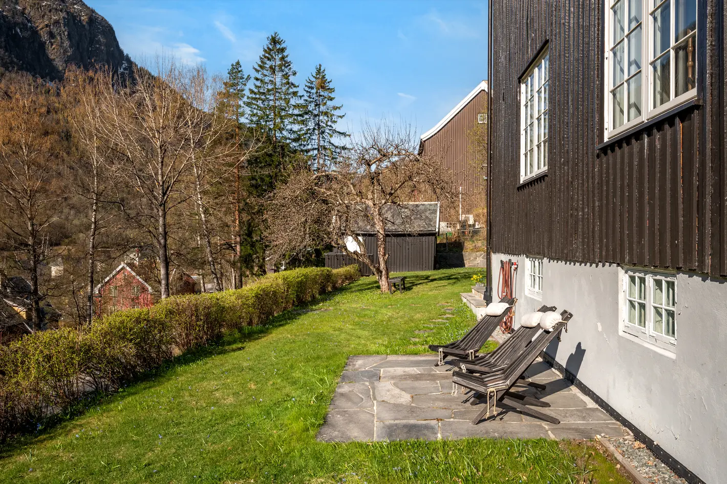 Arkitekttegnet enebolig ytterst i vakre Fjellveien. 4 plan 4 sov 2 bad. Bevarte detaljer. Separat garasje. Herlig utsikt - View 5