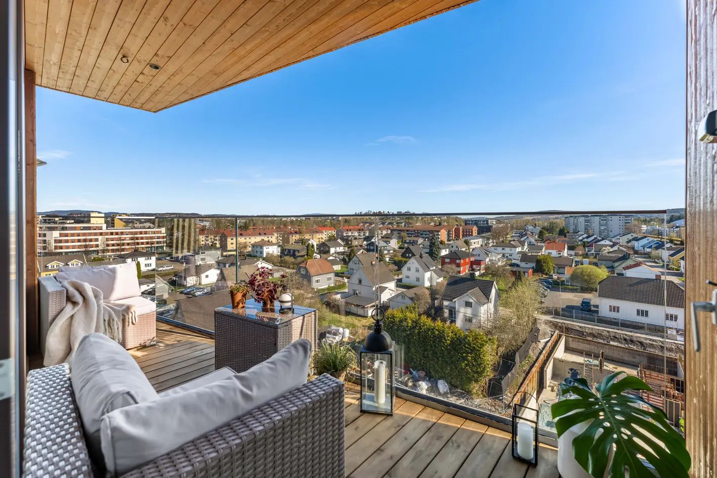 Lys & delikat 4-roms selveierleilighet fra 2022 med 7 m² balkong! Heis | 2 bad | Garasjeplass m/elbillader | Sentralt photo 2