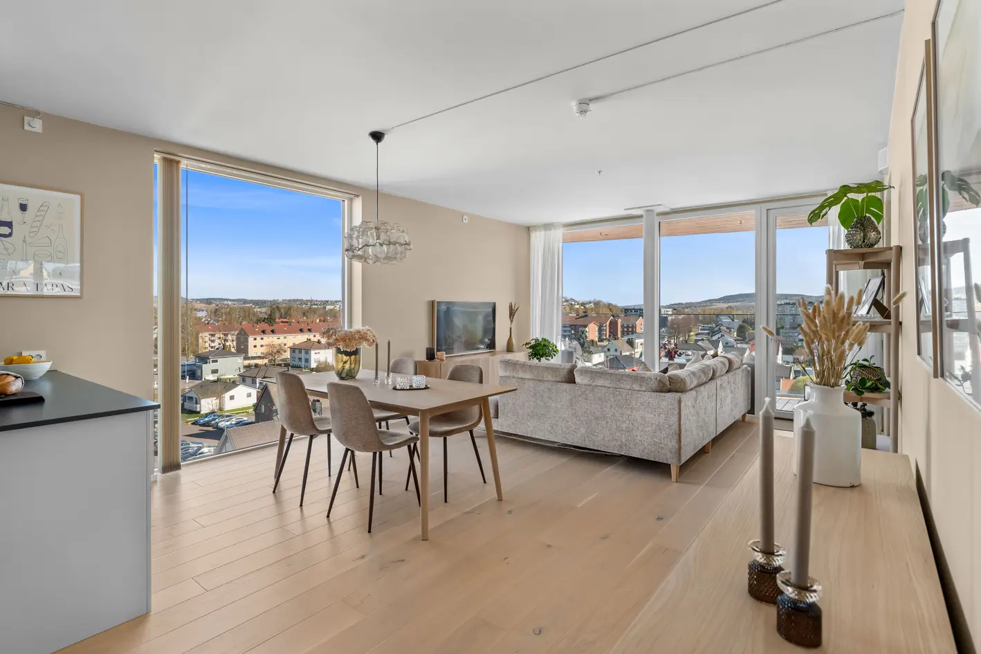Lys & delikat 4-roms selveierleilighet fra 2022 med 7 m² balkong! Heis | 2 bad | Garasjeplass m/elbillader | Sentralt photo 5