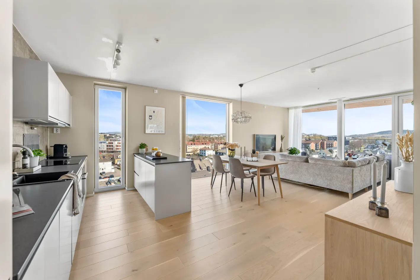 Lys & delikat 4-roms selveierleilighet fra 2022 med 7 m² balkong! Heis | 2 bad | Garasjeplass m/elbillader | Sentralt photo 3