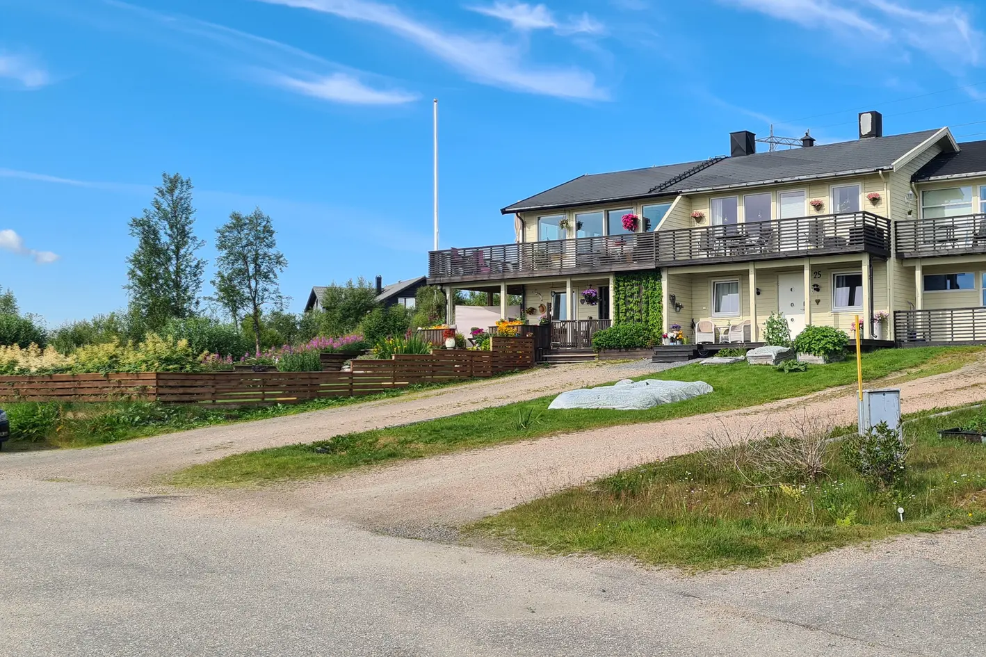 STRAND - Renovert endeleilighet mot friområde | Særdeles god utsikt og solgang | Flotte uteområder | Garasje i rekke, sortland