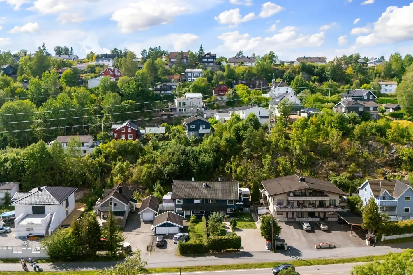 Stor halvpart av tomannsbolig - Frodig hage, hele 6 soverom - stor overbygget terrasse -2 kjøkken - 2 bad photo 4