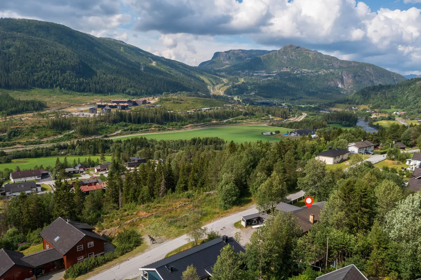 Innholdsrik enebolig med hybel på solsiden av Hemsedal sentrum. Flott fjellutsikt. Garasje.
Utviklings potensiale!, hemsedal
