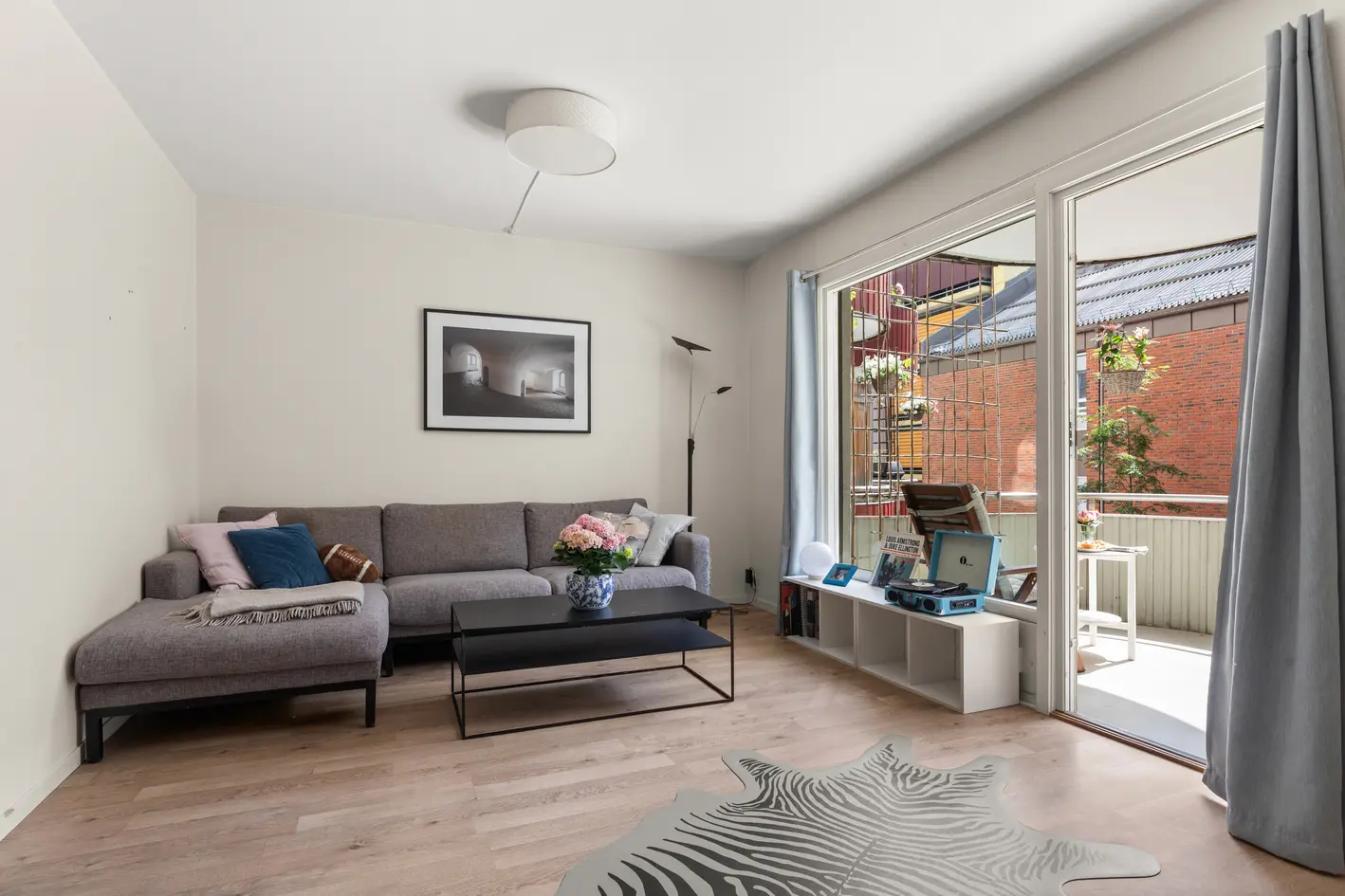 Lys og gjennomgående 3-roms med solrik balkong på 17 m² og garasjeplass | Attraktivt borettslag og sentral beliggenhet