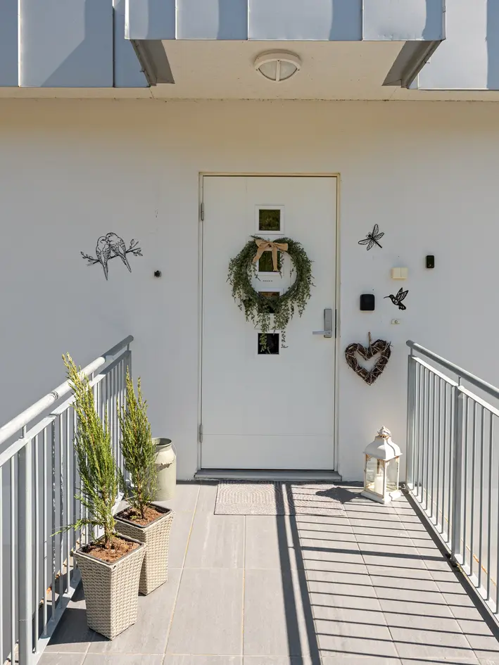 Stilfull 4-roms leil. over 2 plan m/ takterrasse og balkong | 3 sov, 2 bad og 2 stuer | Garasjeplass m/ bod | Sentralt photo 3