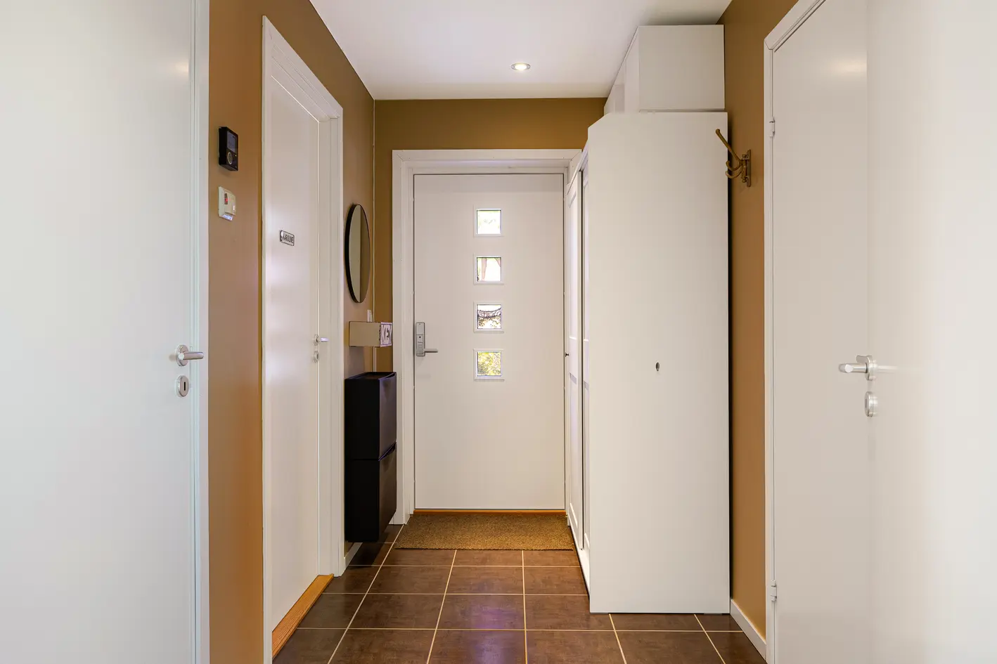 Stilfull 4-roms leil. over 2 plan m/ takterrasse og balkong | 3 sov, 2 bad og 2 stuer | Garasjeplass m/ bod | Sentralt photo 5