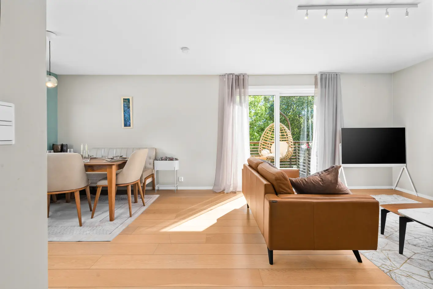 Lys og fin halvpart av tomannsbolig med romslig balkong, innredet loft og hage sentralt på Strømmen! photo 3