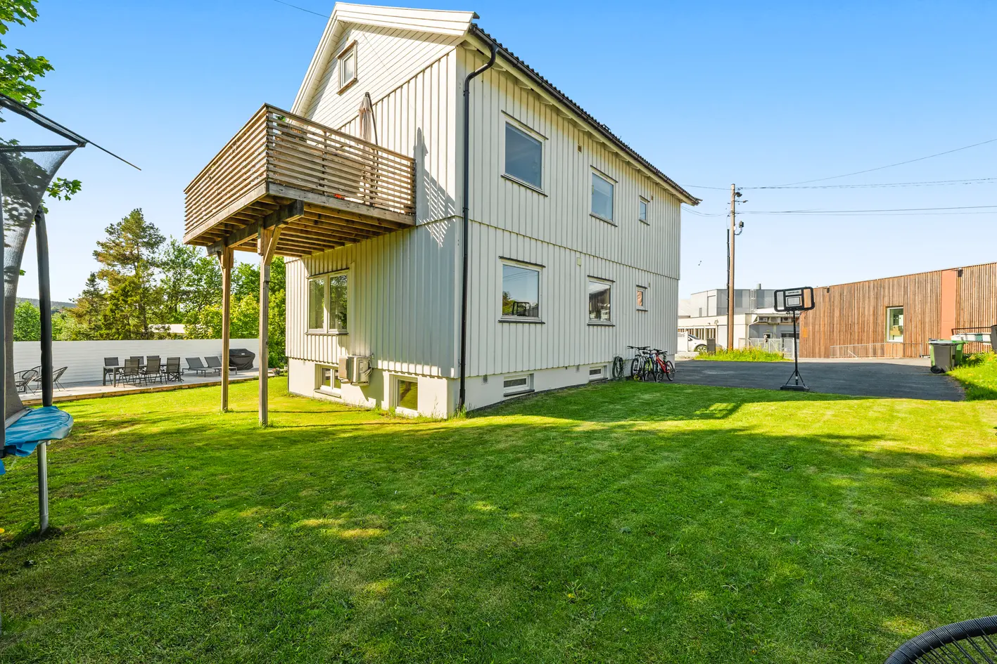 Lys og fin halvpart av tomannsbolig med romslig balkong, innredet loft og hage sentralt på Strømmen! photo 2