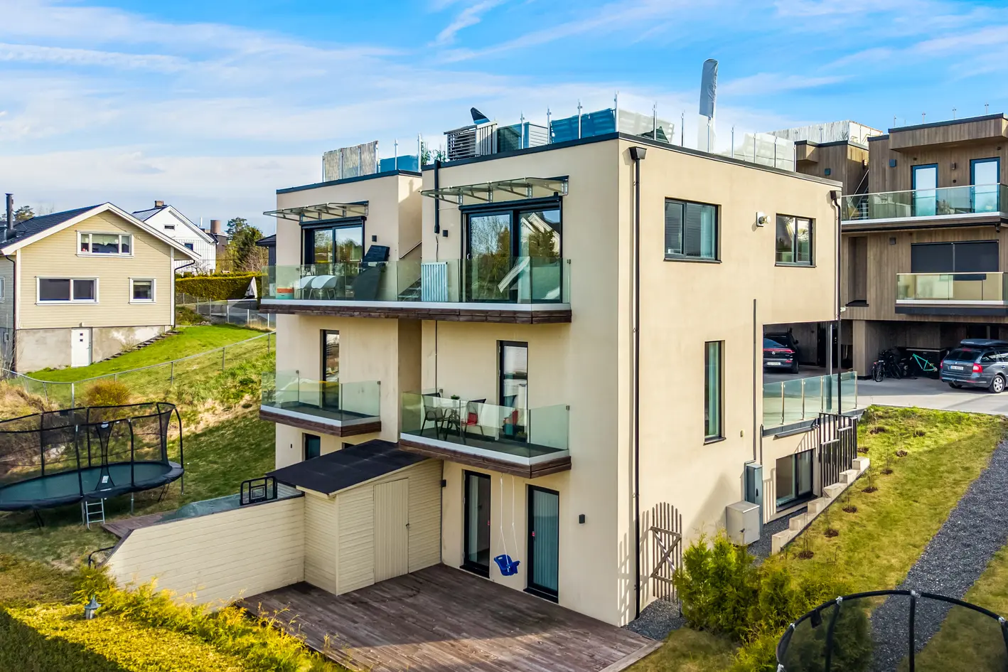 Funkisbolig fra 2019 m fantastisk takterrasse, balkong og hage. 4 sov, 2 bad. Rolig villastrøk. Nær off. kommunikasjon. photo 5
