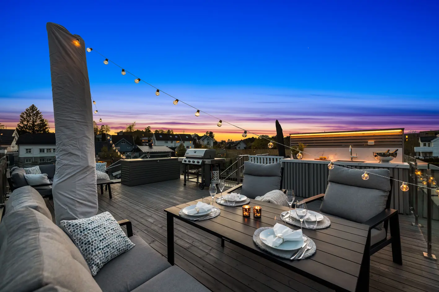 Funkisbolig fra 2019 m fantastisk takterrasse, balkong og hage. 4 sov, 2 bad. Rolig villastrøk. Nær off. kommunikasjon.