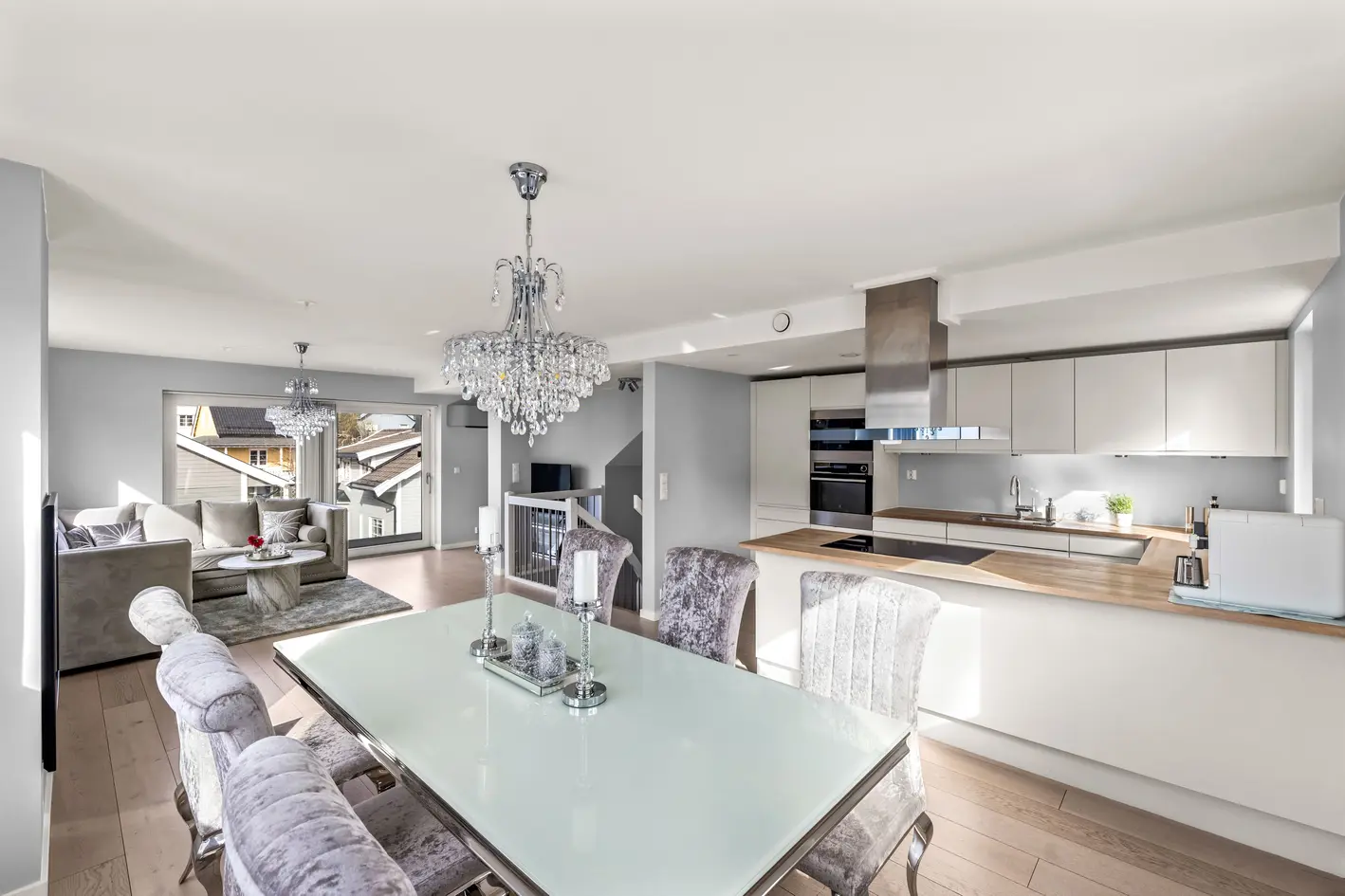 Funkisbolig fra 2019 m fantastisk takterrasse, balkong og hage. 4 sov, 2 bad. Rolig villastrøk. Nær off. kommunikasjon. photo 4