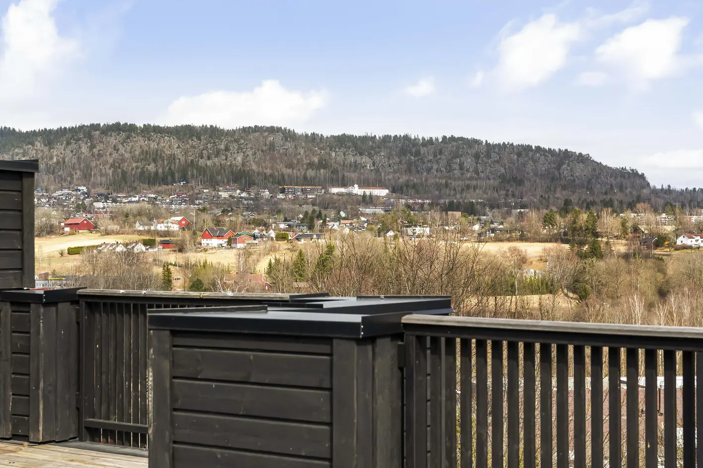 Innholdsrik og moderne halvpart av tomannsbolig | 5 sov og 3 bad | Meget solrik takterrasse med utsikt | Barnevennlig photo 3