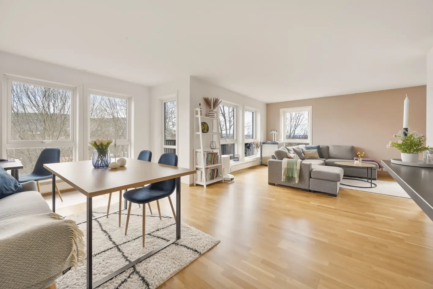 Innholdsrik og moderne halvpart av tomannsbolig | 5 sov og 3 bad | Meget solrik takterrasse med utsikt | Barnevennlig photo 2